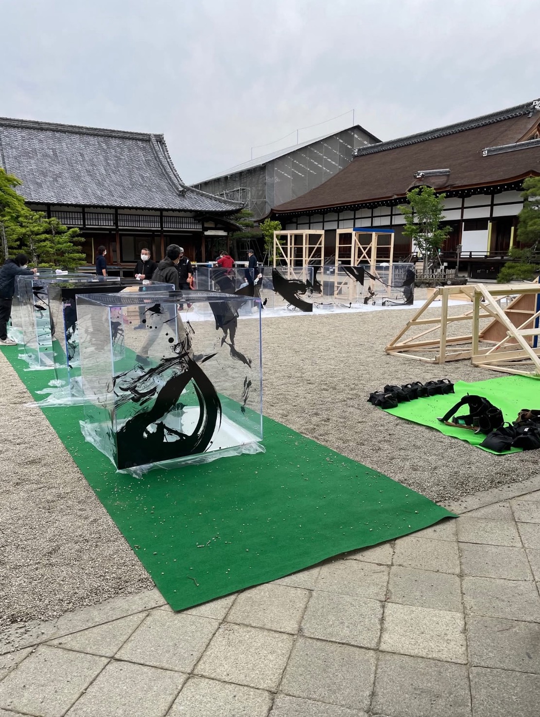 寺院での美術品展示会に伴う搬入と撤収作業